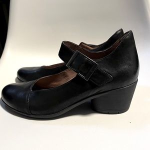 Like new! Barely worn dansko Mary Jane heels size 40 (9.5-10)